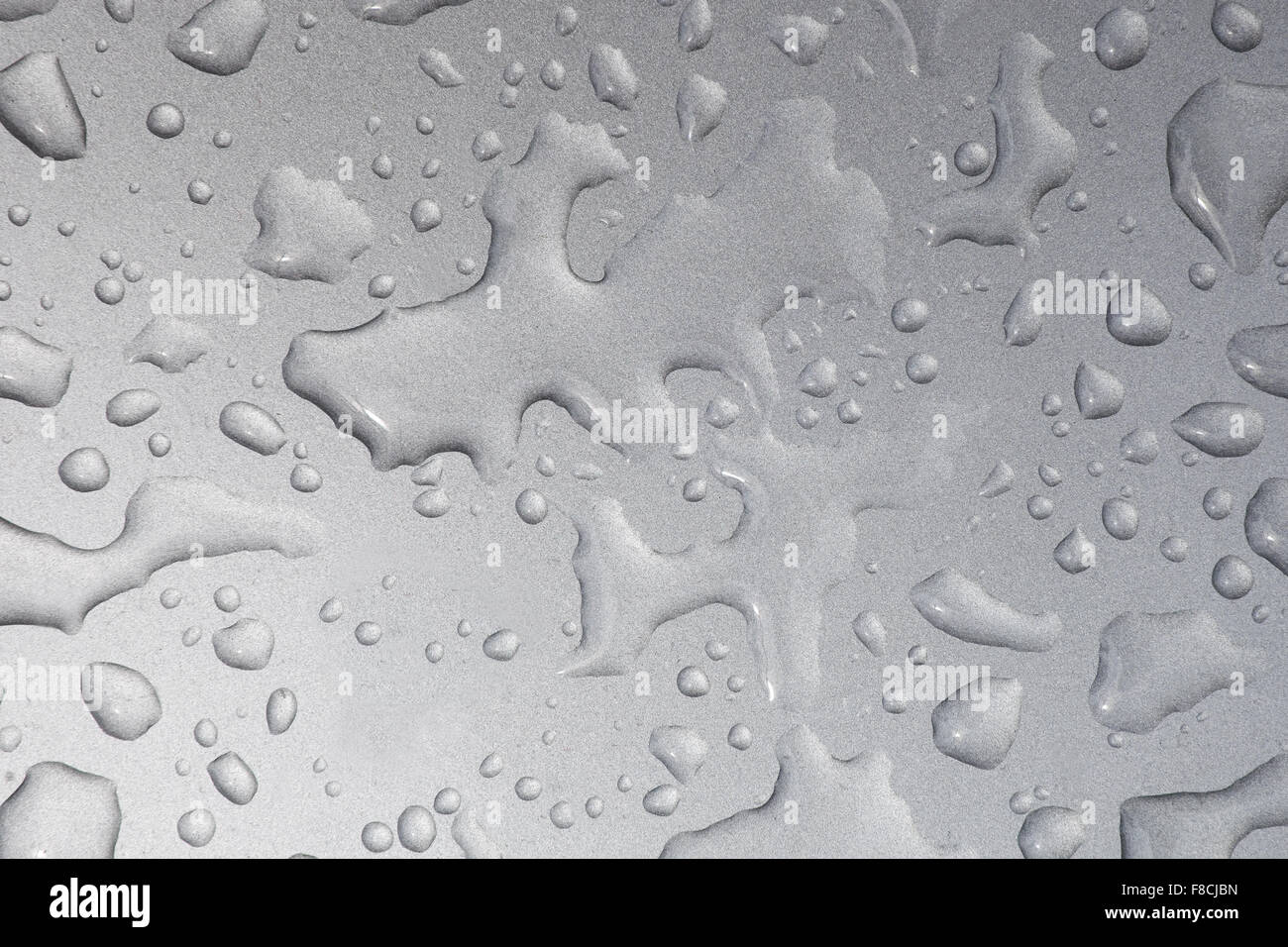 Schließen Sie herauf Bild der Wassertropfen auf metallischen Oberfläche Stockfoto
