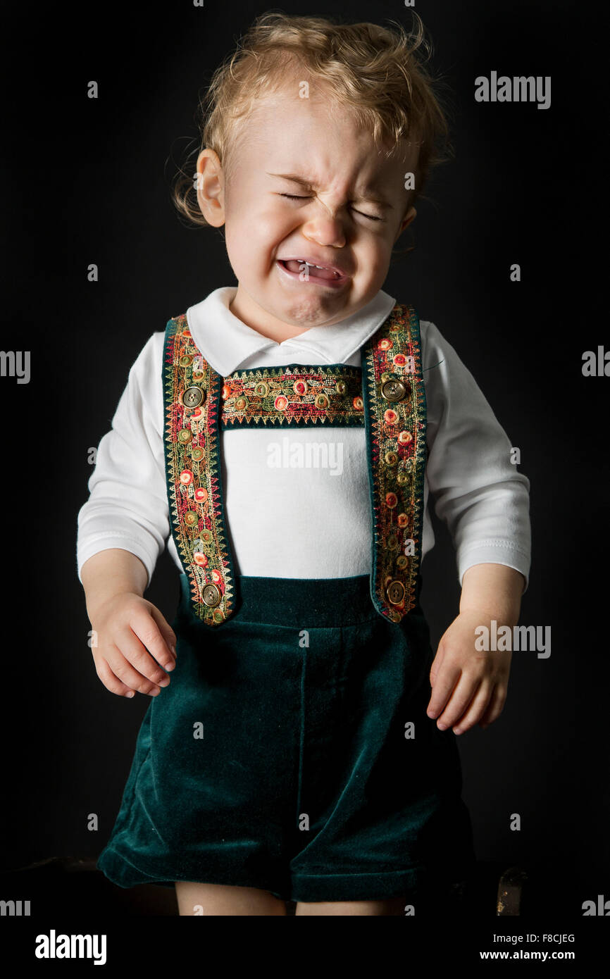 Ein 18 Monate alten Jungen tragen Lederhosen Schreie Stockfoto