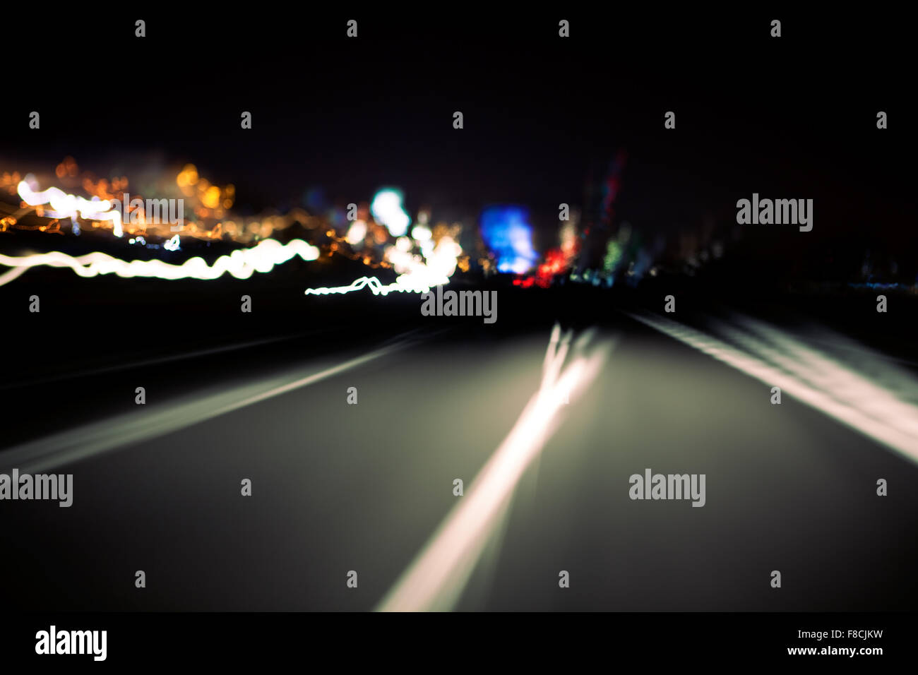 Abstraktes Bild der Straße bei Nacht Stockfoto