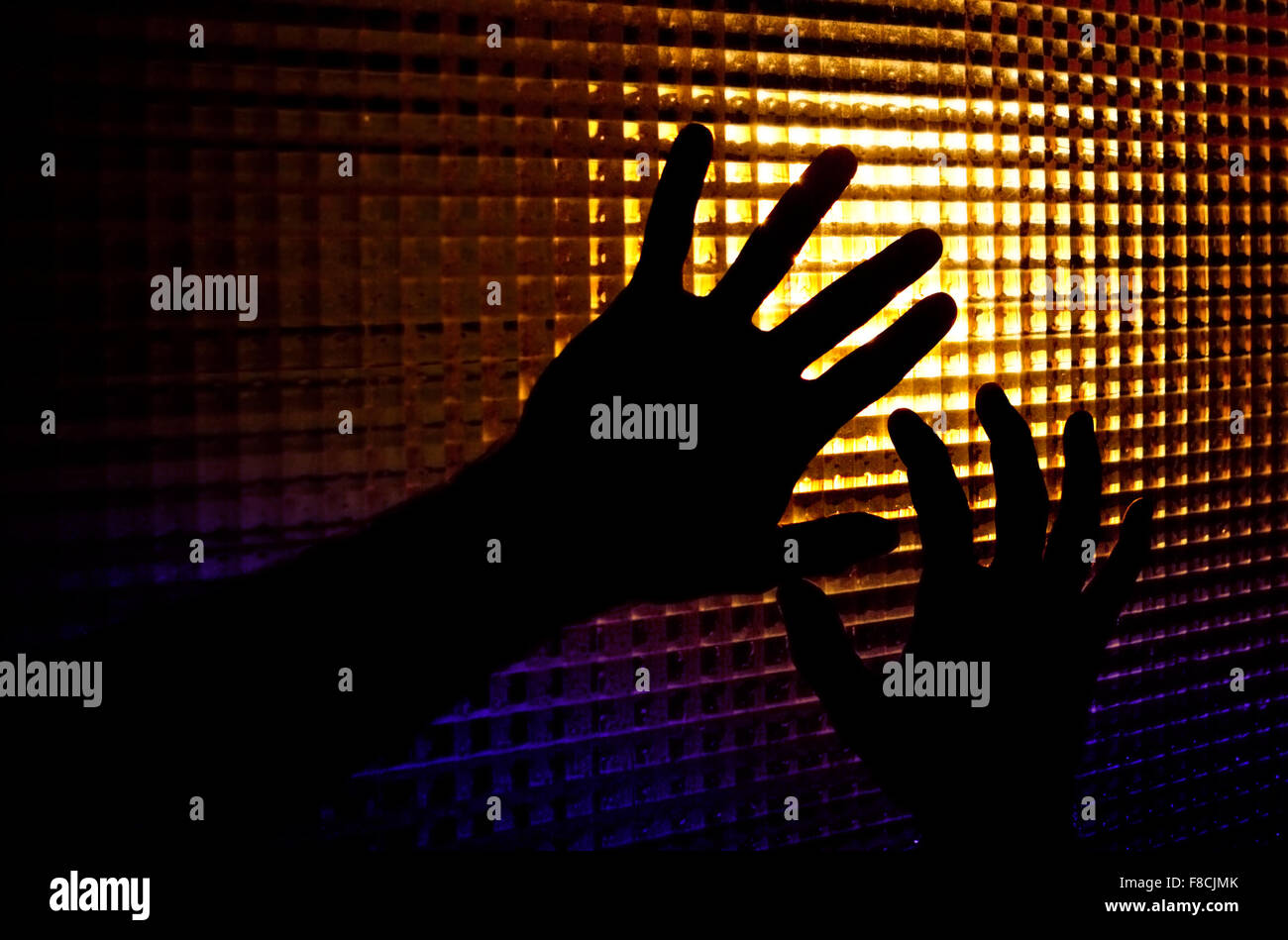 Abstraktes Bild von Gegenlicht Silhouetten der Hände Stockfoto