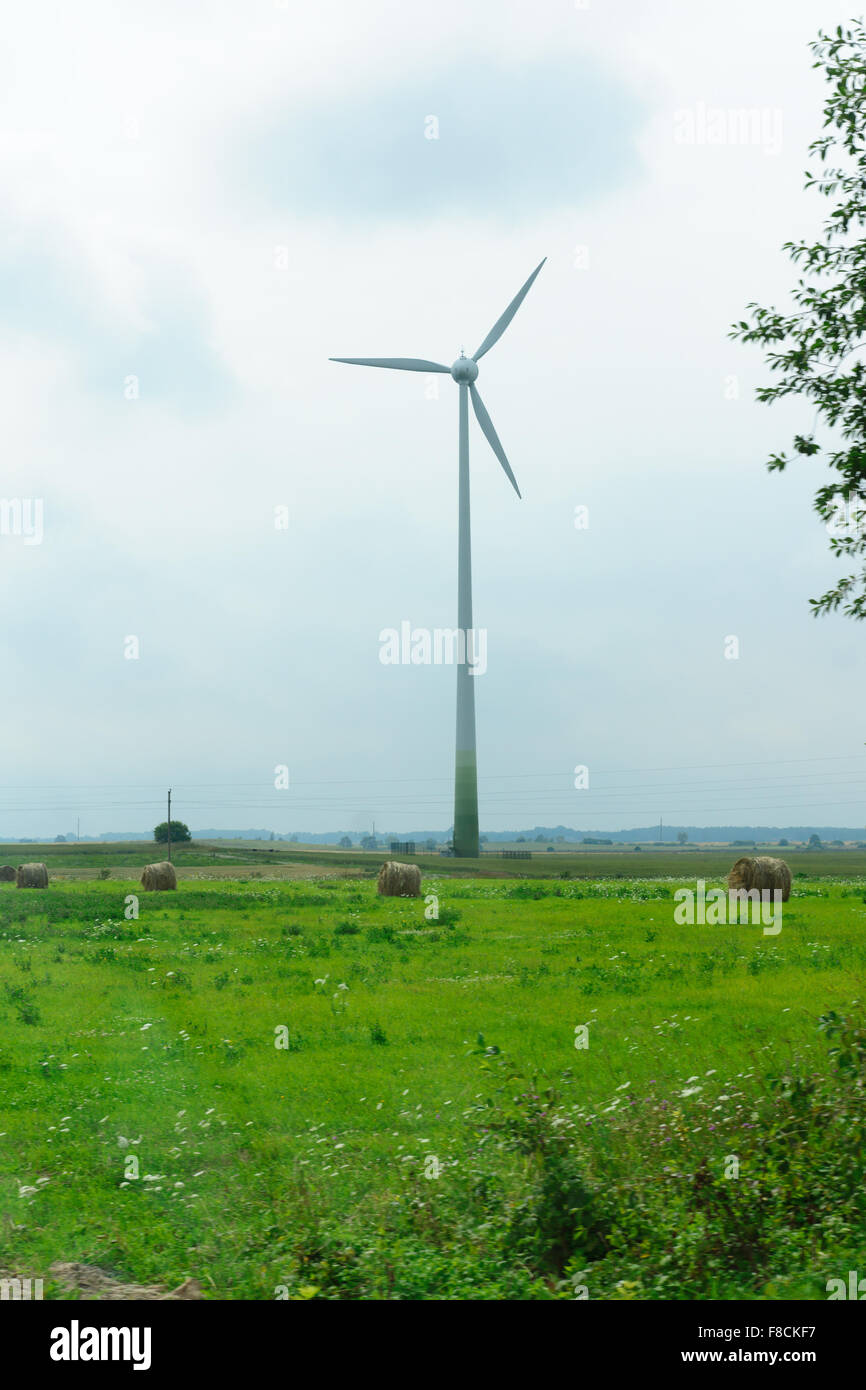 der Wind angetriebenen Generator mitten auf einem Feld dient zur Entwicklung der billigen und Ökologie electric power Stockfoto
