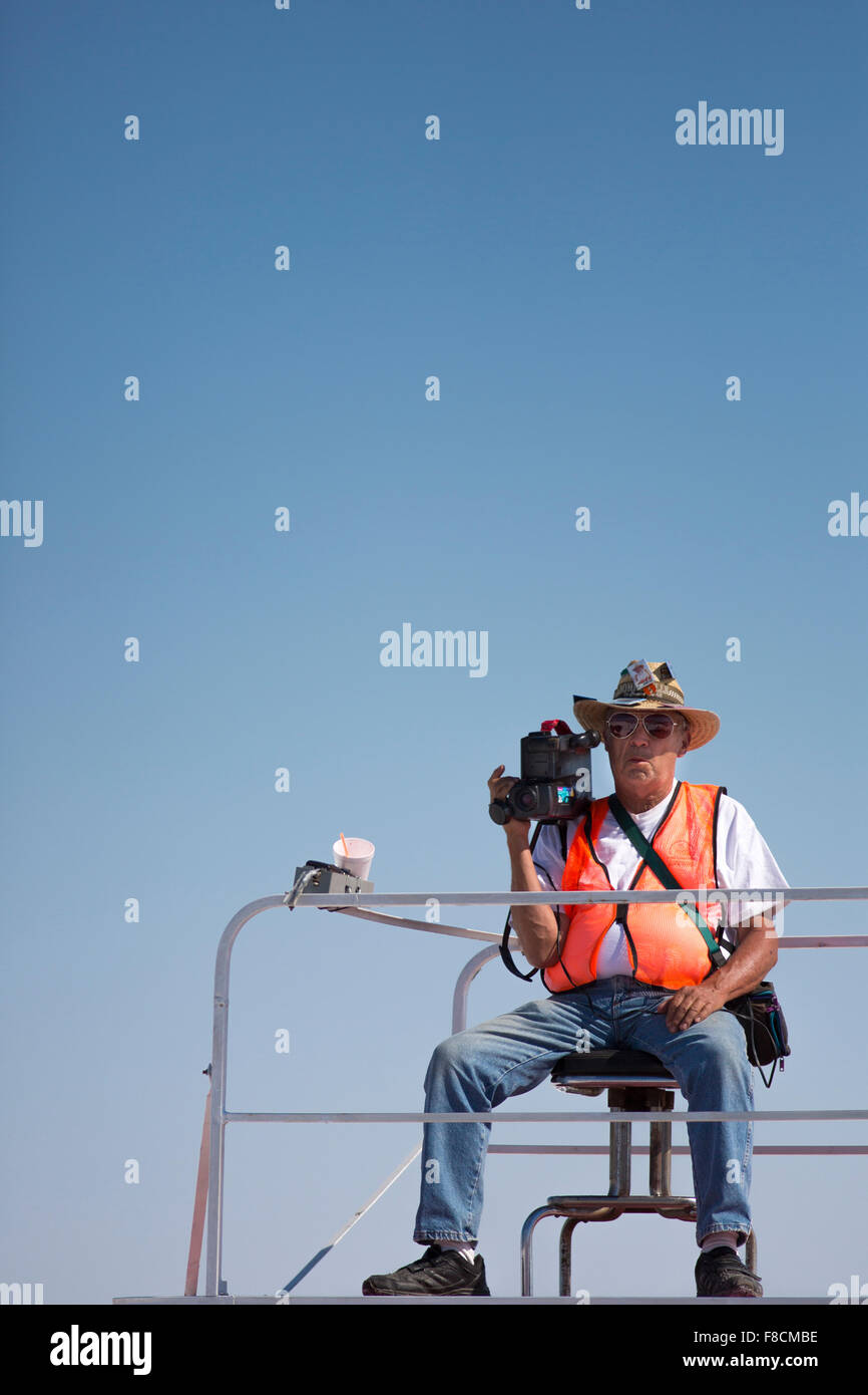 Video-Kamera-Mann bei der Arbeit mit blauem Himmel, USA Stockfoto