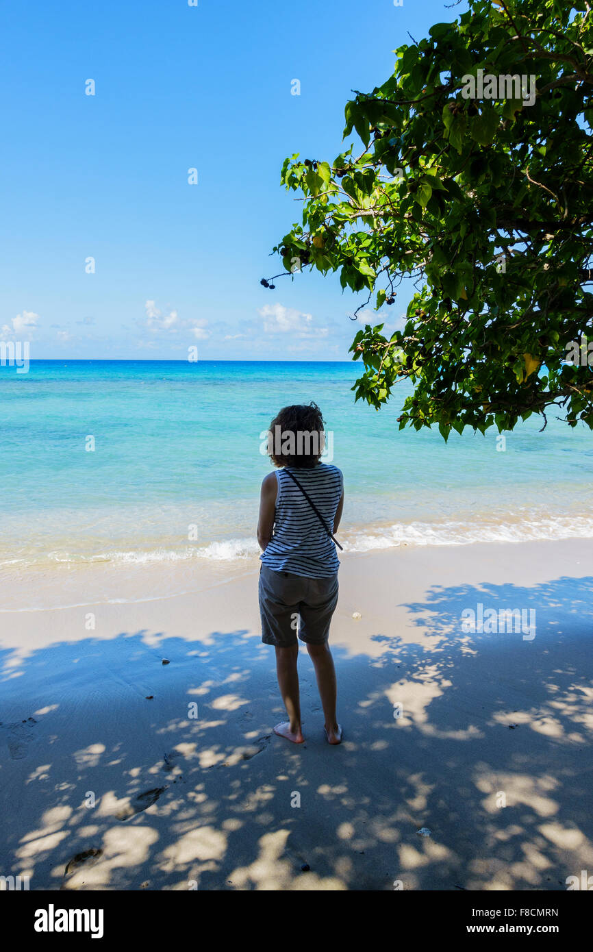 Die Silhouette einer Frau, die mit Blick auf die Karibik von North Shore von St. Croix, Amerikanische Jungferninseln. Stockfoto