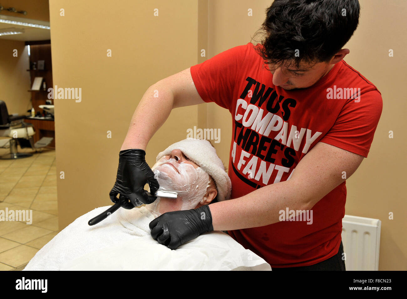 Mann empfangenden heißen Handtuch Rasur vom Friseur in Londonderry, Nordirland. Stockfoto
