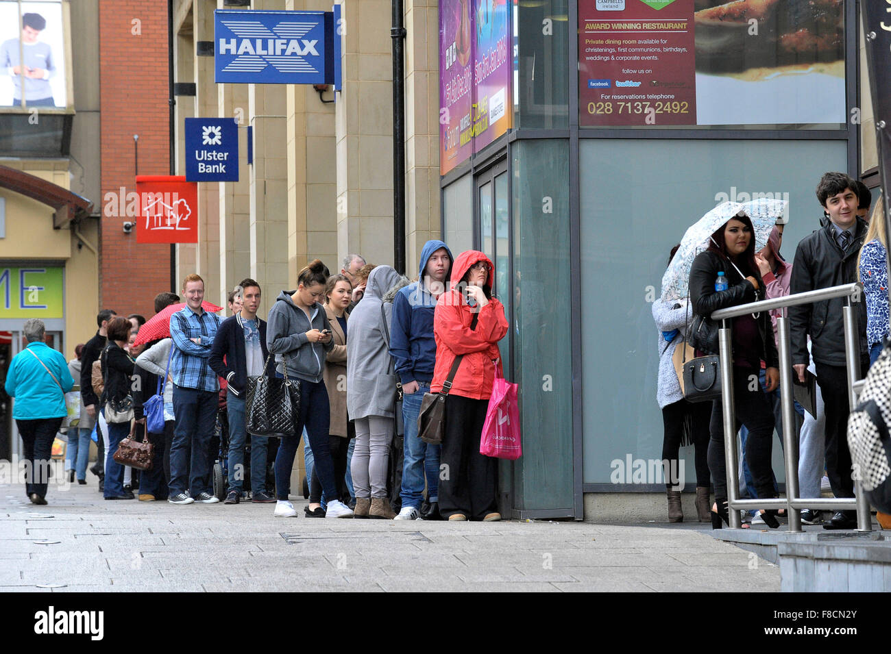 Arbeitslose in der Warteschlange außerhalb Jobmesse in Londonderry, Nordirland Stockfoto