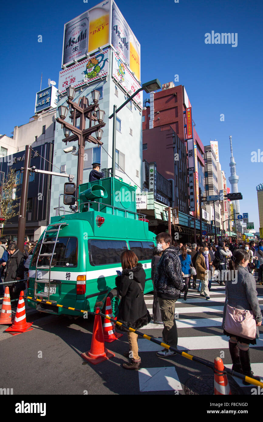 Große Gruppe von Menschen zu Fuß in den Asakusa-Tempel für das neue Jahr-Tag. Stockfoto