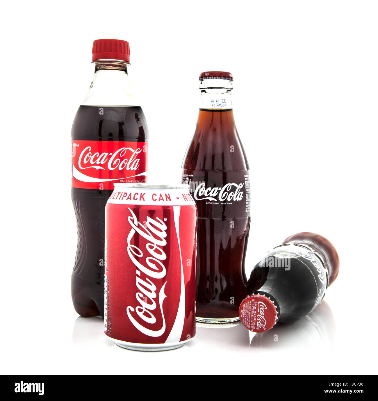 Sammlung von Coca-Cola Getränke in Flaschen und Dosen auf weißem  Hintergrund Stockfotografie - Alamy