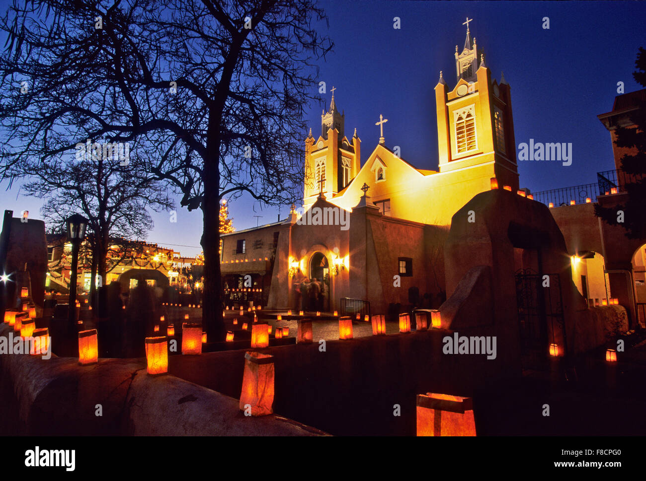 Heiligabend Kerzen genannt Faralitos schmücken die Wände und die Plaza rund um die Kirche San Felipe de Neri. Stockfoto