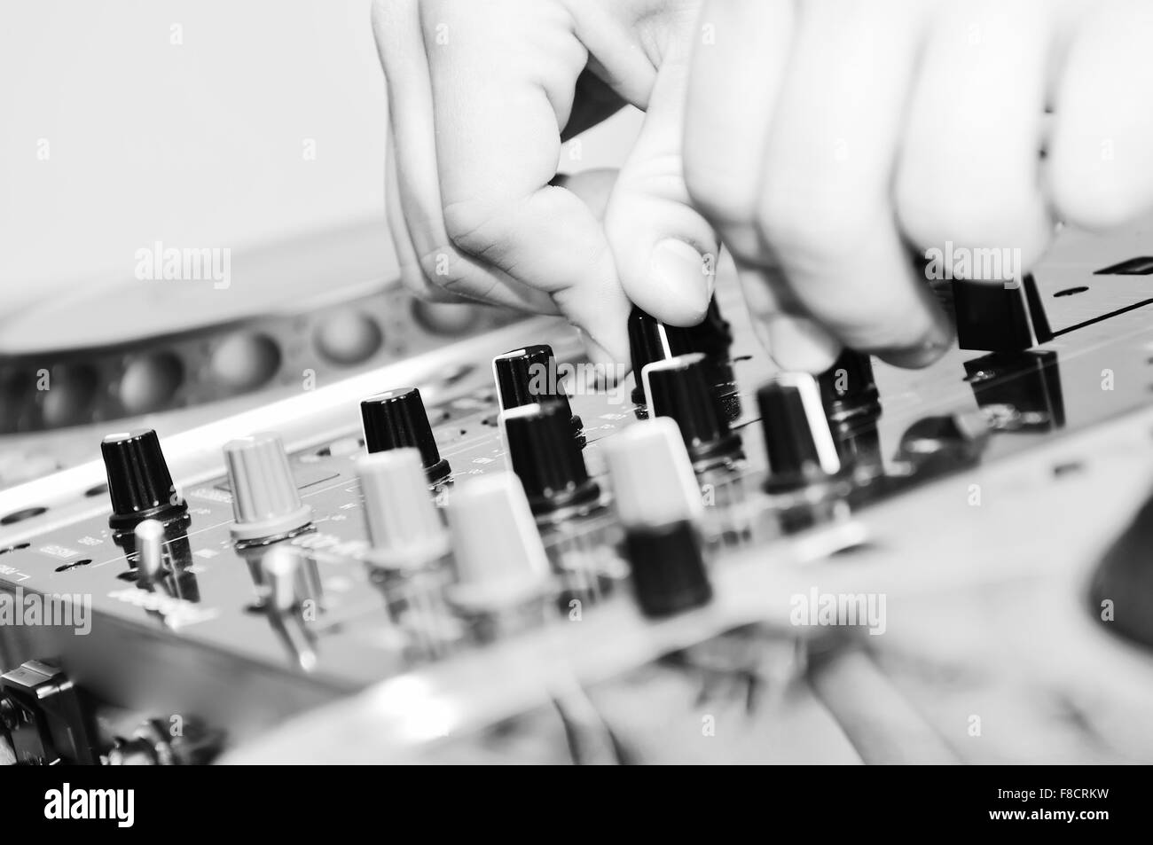 DJ Ausrüstung Grammophon und Mixete mit dj hand aufs Party-event Stockfoto