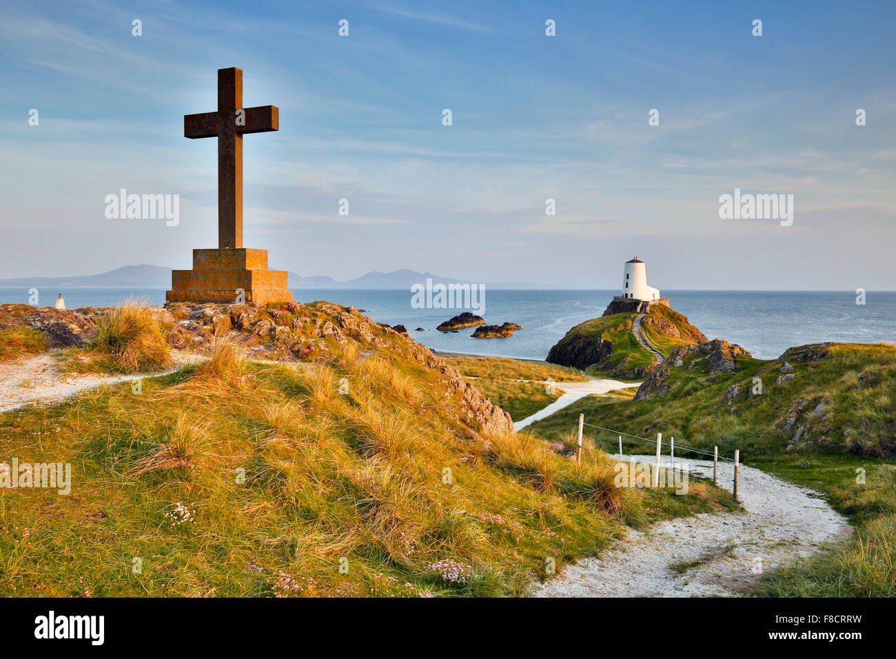 Llanddwyn Island; Kreuz und Leuchtturm; Anglesey; Wales; UK Stockfoto