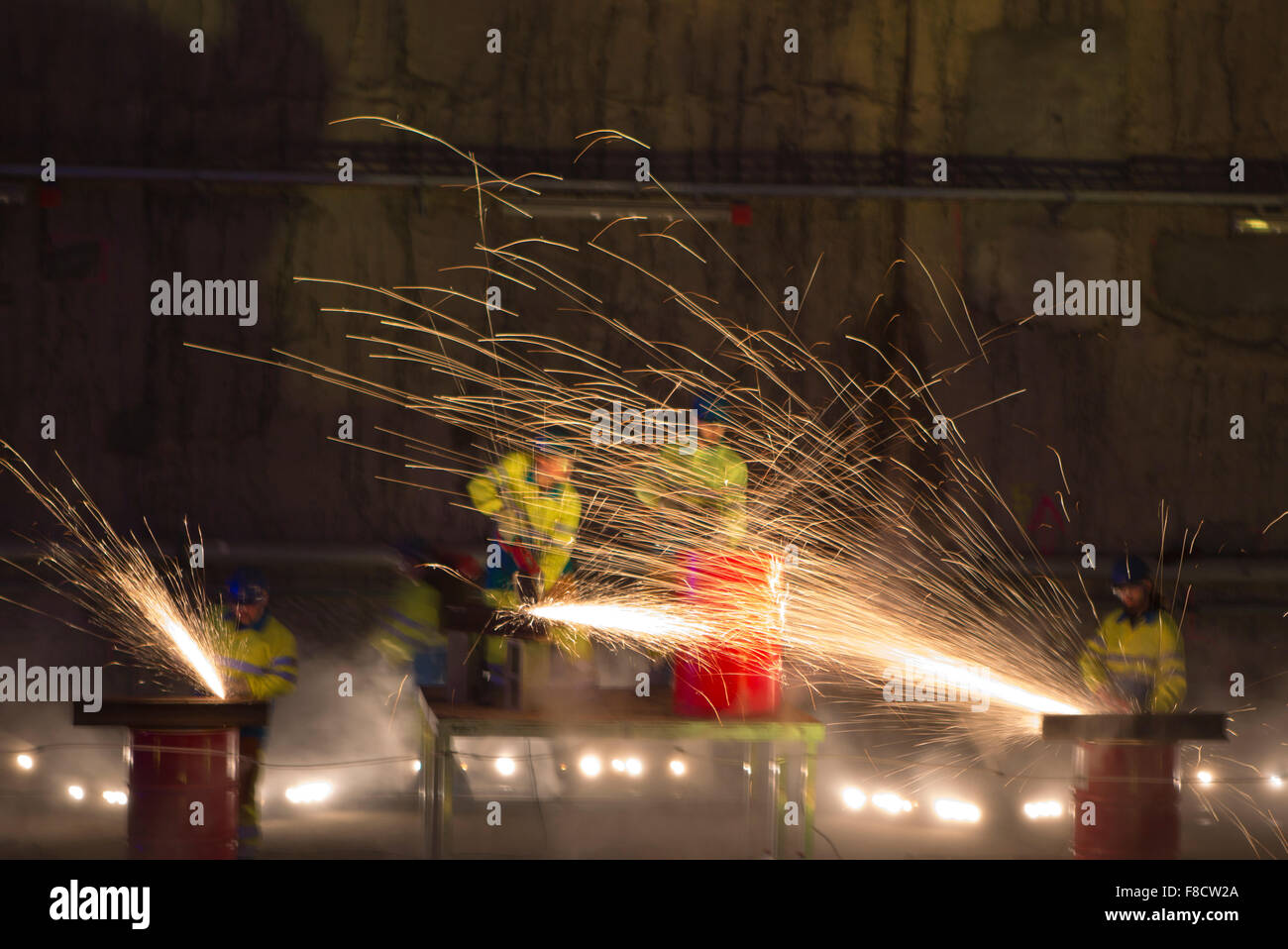 Schweißer in Aktion mit hellen Funken im u-Bahn tunnel Stockfoto