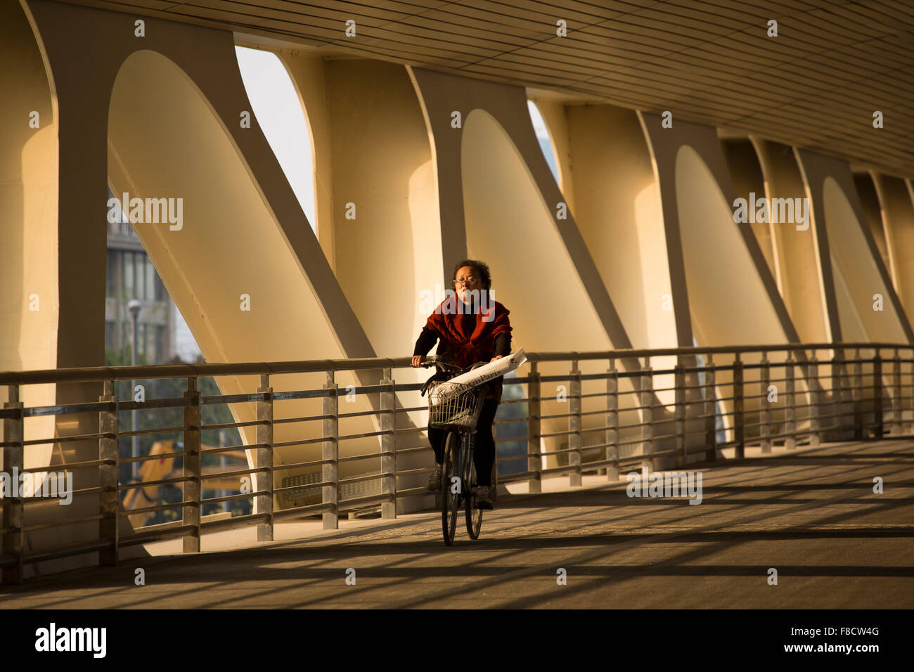 Frau unter einer Brücke mit französischen Geschmack Radfahren Stockfoto