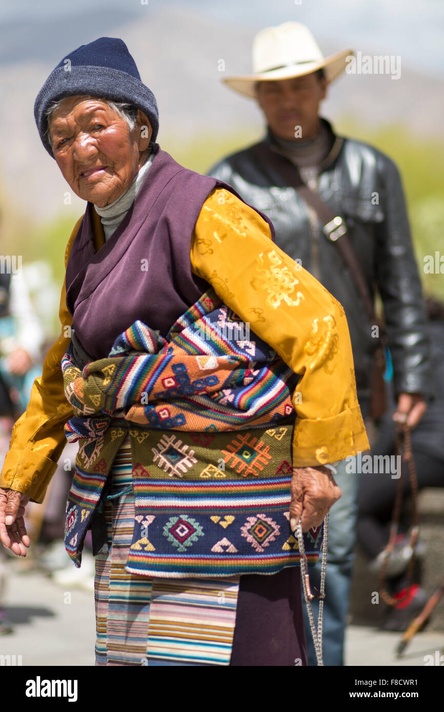 Tibetischen Dame beten an das Palkhor-Kloster in Lhasa Stockfoto