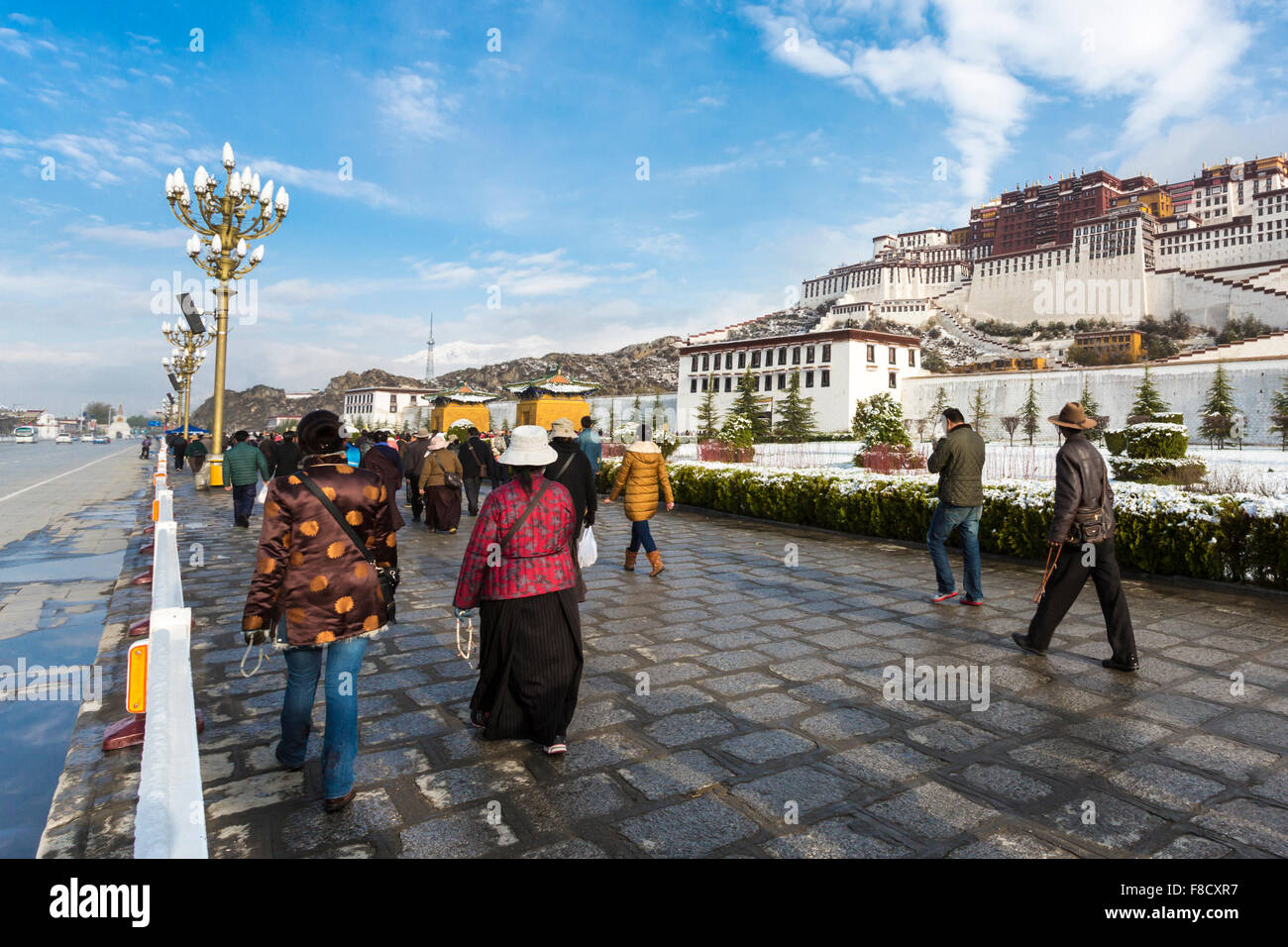 Tibetischen Menschen zahlen rund um den Potala-Palast in Lhasa Stockfoto