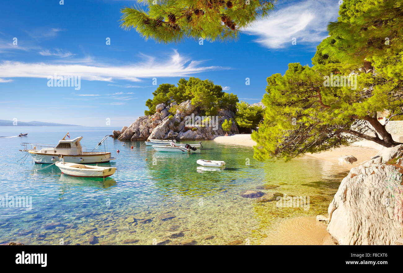 Strand in der Nähe von Dorf Brela, Makarska Riviera, Kroatien Stockfoto