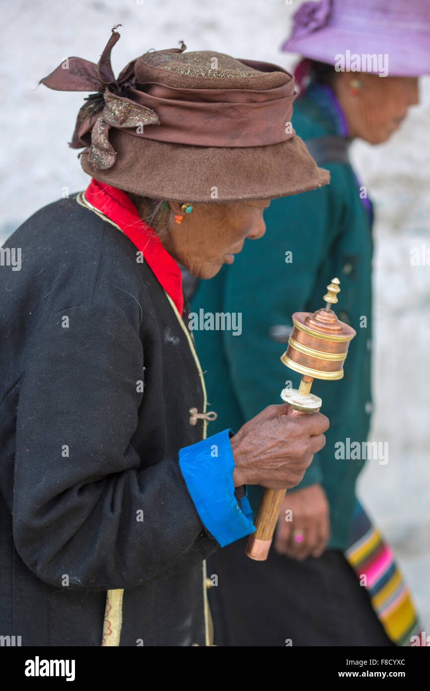 Alte Frau mit Gebetsliste in Lhasa zu beten Stockfoto