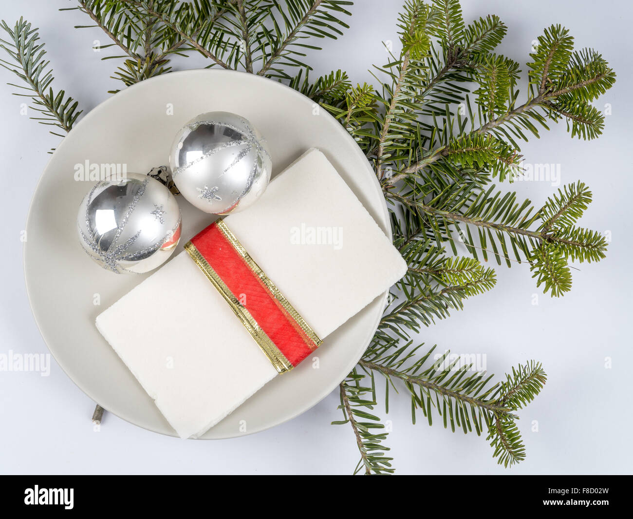 Traditionelles Heiligabend weißen Wafer auf einem Teller mit Silber Weihnachtskugeln Stockfoto