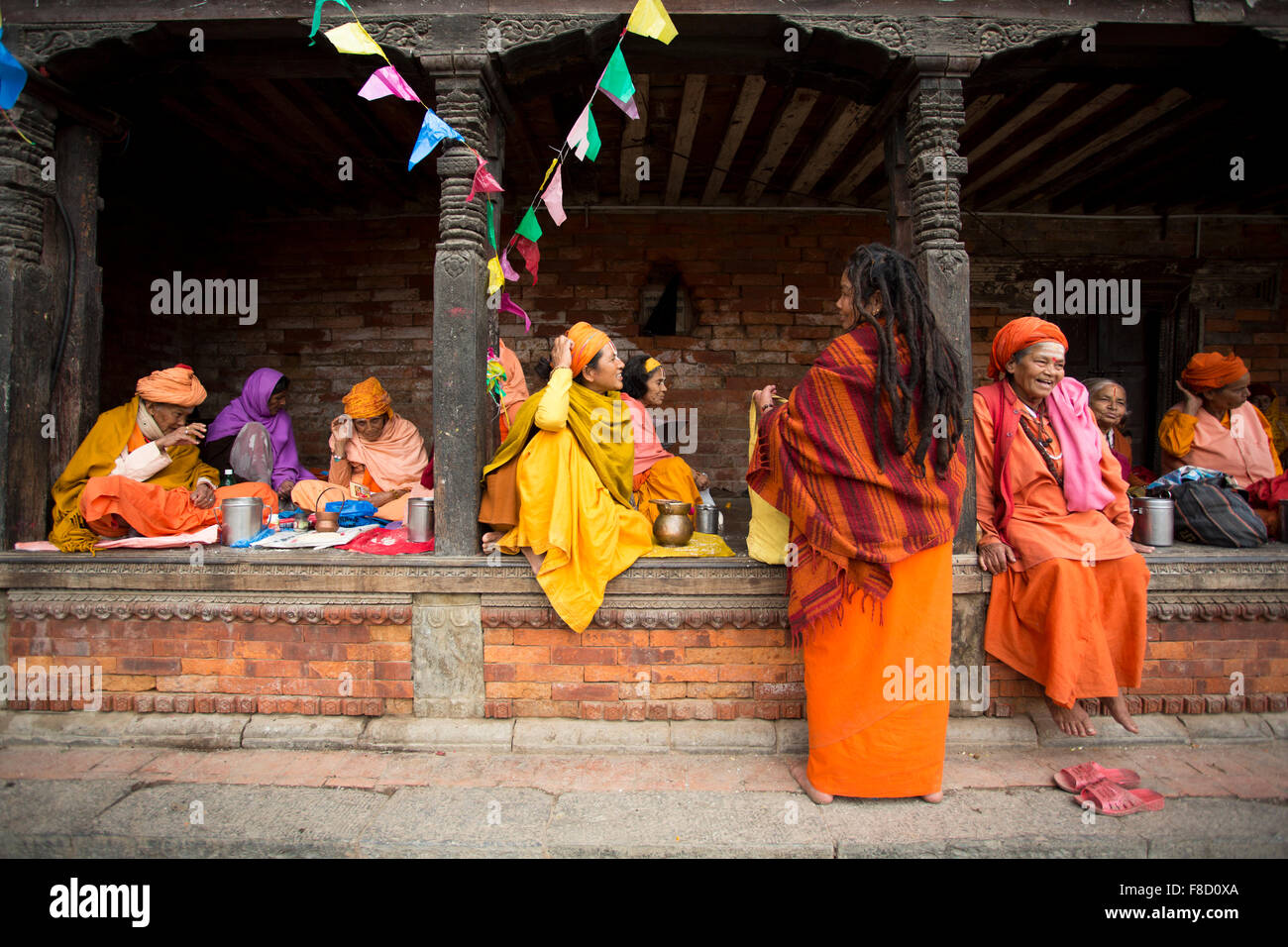 Einheimische Frauen ausruhen und diskutieren in Kathmandu Stockfoto