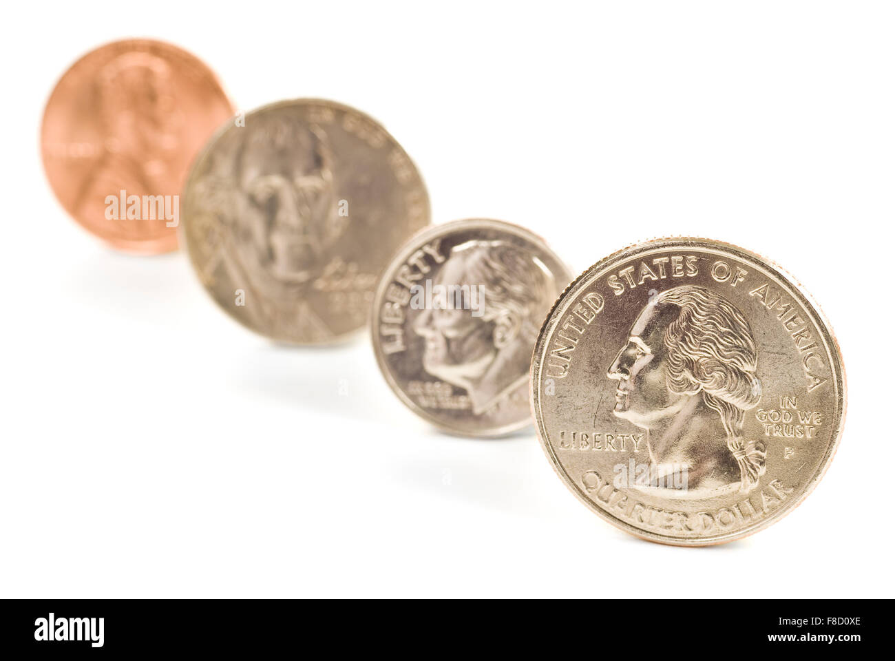 Penny, Nickel, Dime und Quartal stehen am Ende in einer diagonalen Linie mit einem weißen Hintergrund. Stockfoto