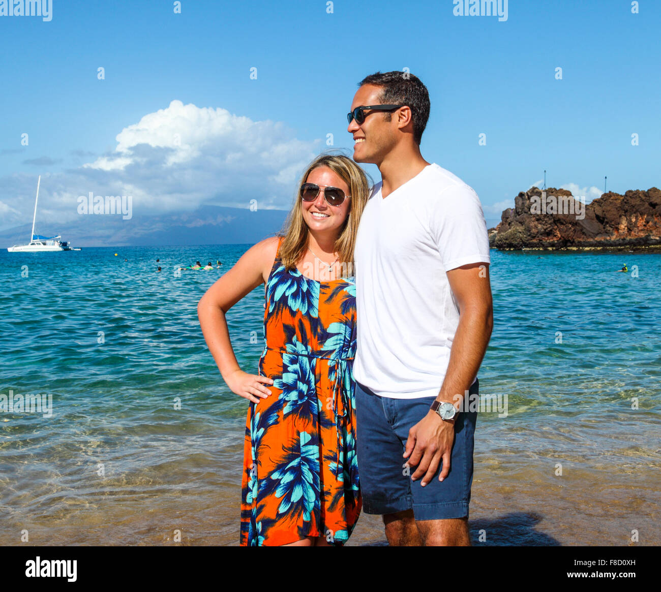 Touristen von schwarzen Felsen am Kaanapali Beach auf Maui Stockfoto
