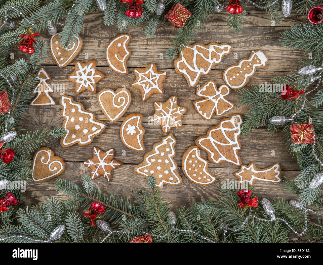 Weihnachten-Rahmen aus Fichte Zweige angeordnet auf rustikalen Holztafeln mit saisonalen Form Lebkuchen platziert Stockfoto