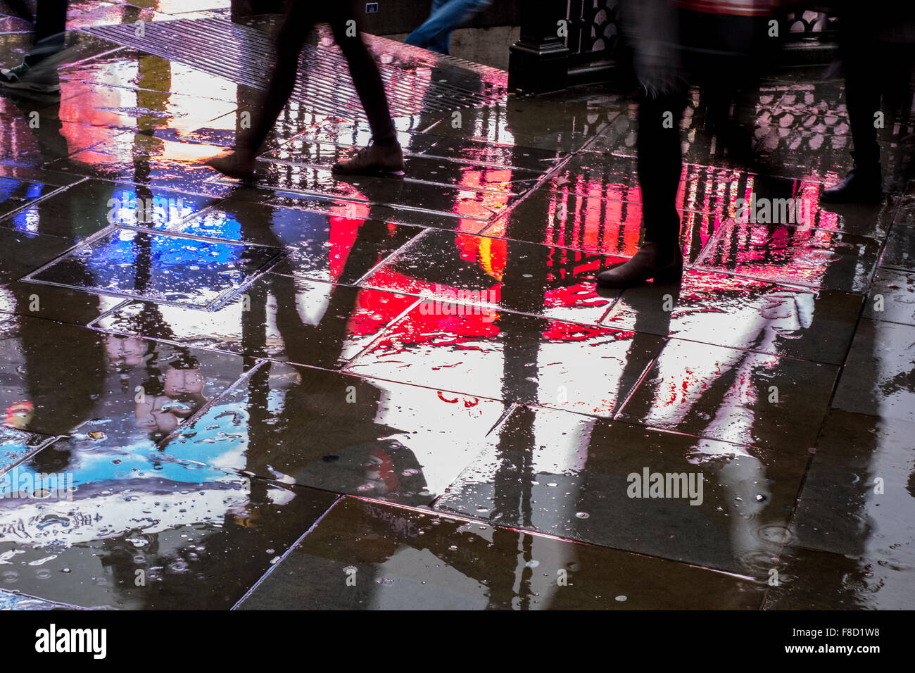 Reflexionen am Piccadilly Circus Stockfoto