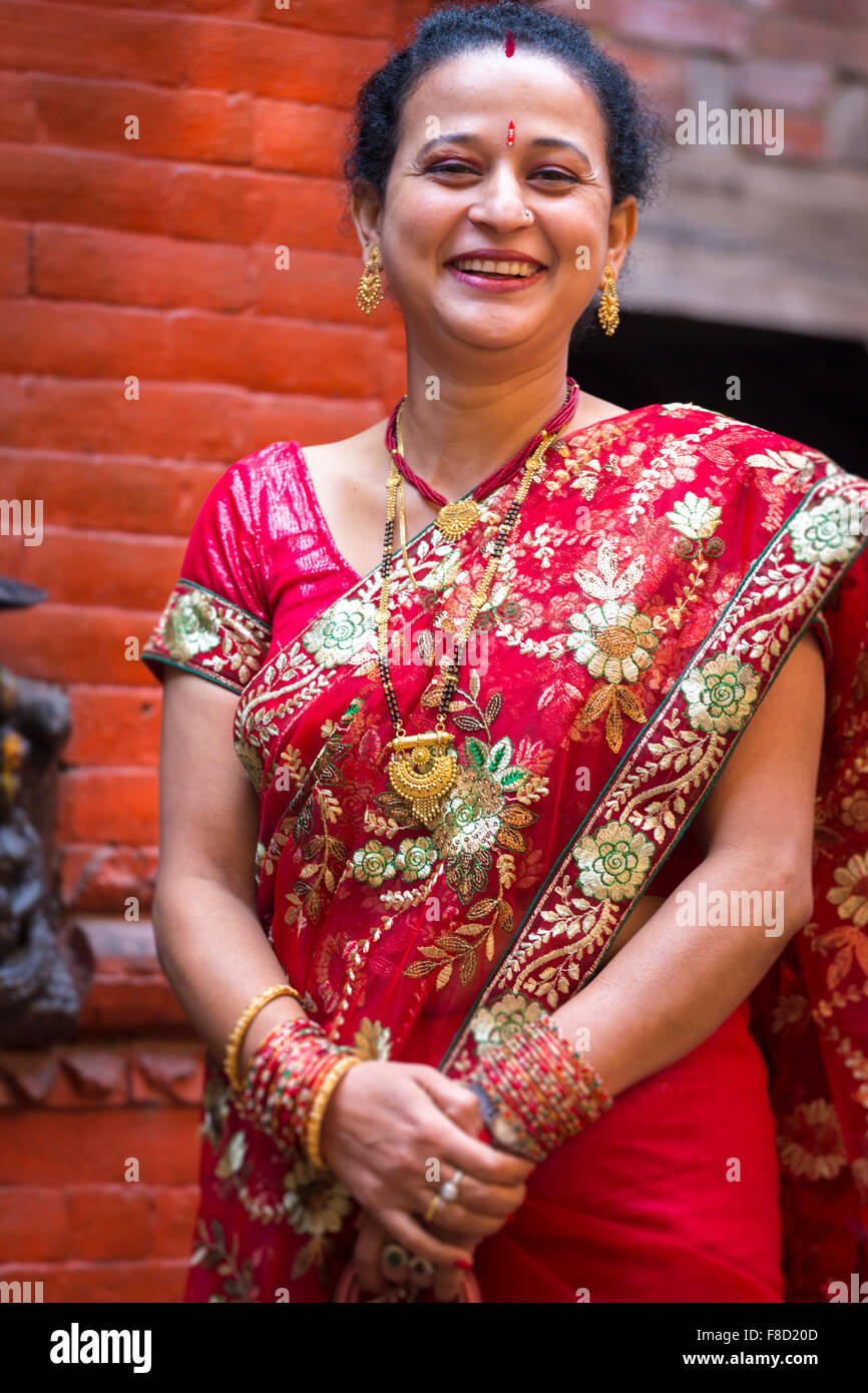 Frau in einem roten traditionellen indischen Kleid für eine Hochzeit in Nepal Stockfoto