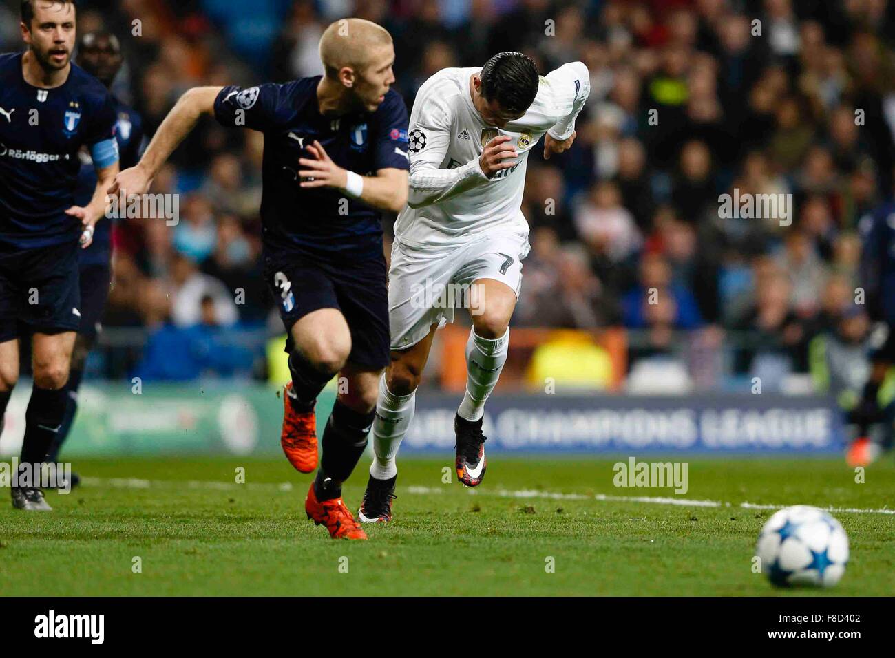 Madrid, Spanien. 8. Dezember 2015. Anton Tinnerholm (3) Malmö FF gejagt von Cristiano Ronaldo Dos Santos (7) Real Madrid während der UEFA Champions League Real Madrid gegen Malmö FF im Santiago Bernabeu Stadion Credit: Action Plus Sport/Alamy Live News Stockfoto