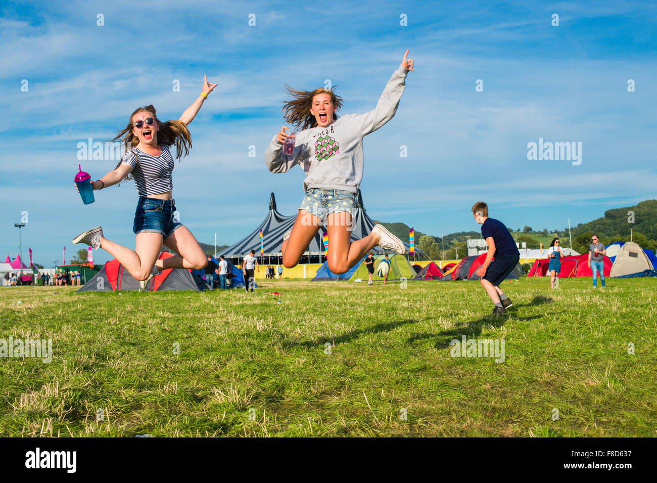 Junge Mädchen im Teenageralter amüsieren sich auf dem Jugend-Campingplatz (Maes B) an das National Eisteddfod of Wales, statt in der Nähe von Meifod Dorf in Powys, Mitte Wales, August 2015 Stockfoto