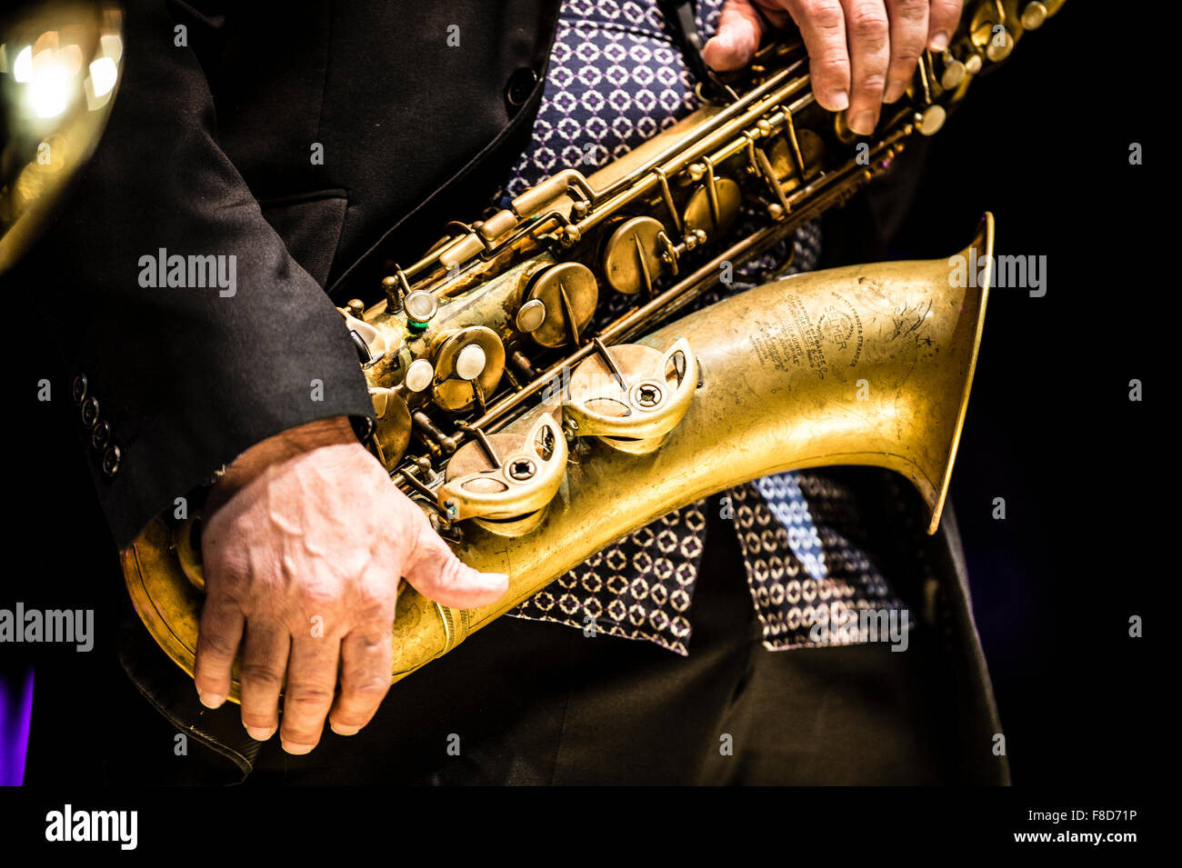 Jazz-Musik: ein Musiker spielt ein Saxophon in einer Gruppe Stockfoto