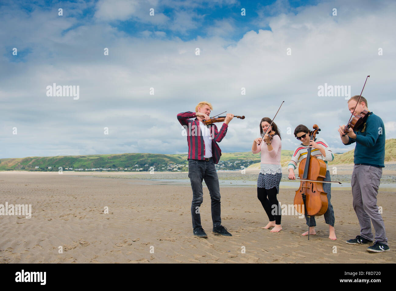 Junge Musiker: The Solem Streichquartett spielen ihre Instrumente im Freien am Strand bei Aberystwyth Music Fest 2015 Stockfoto