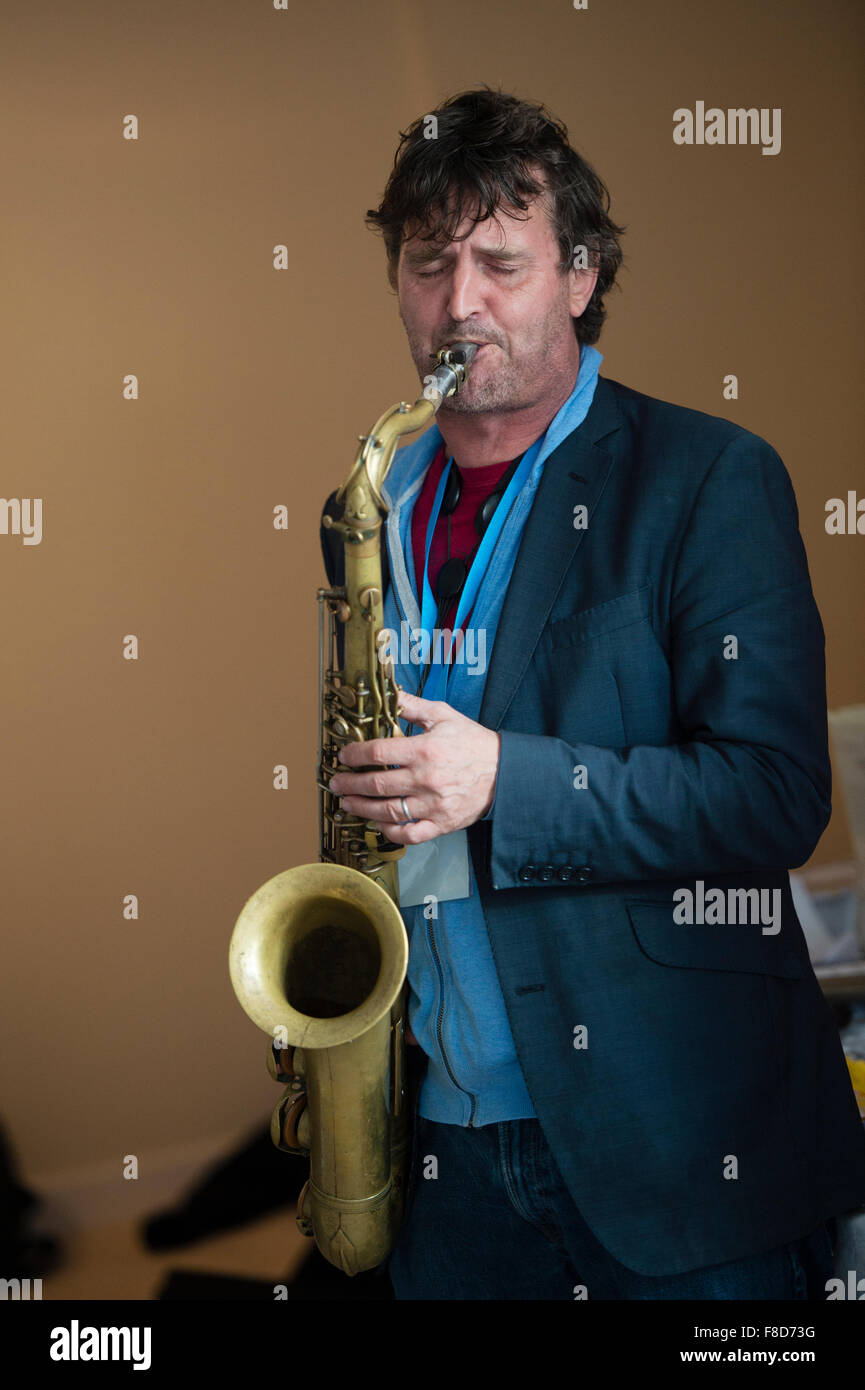 Jazz-Musik: ein Musiker spielt eine Solo auf seinem Saxophon in einer Gruppe Stockfoto