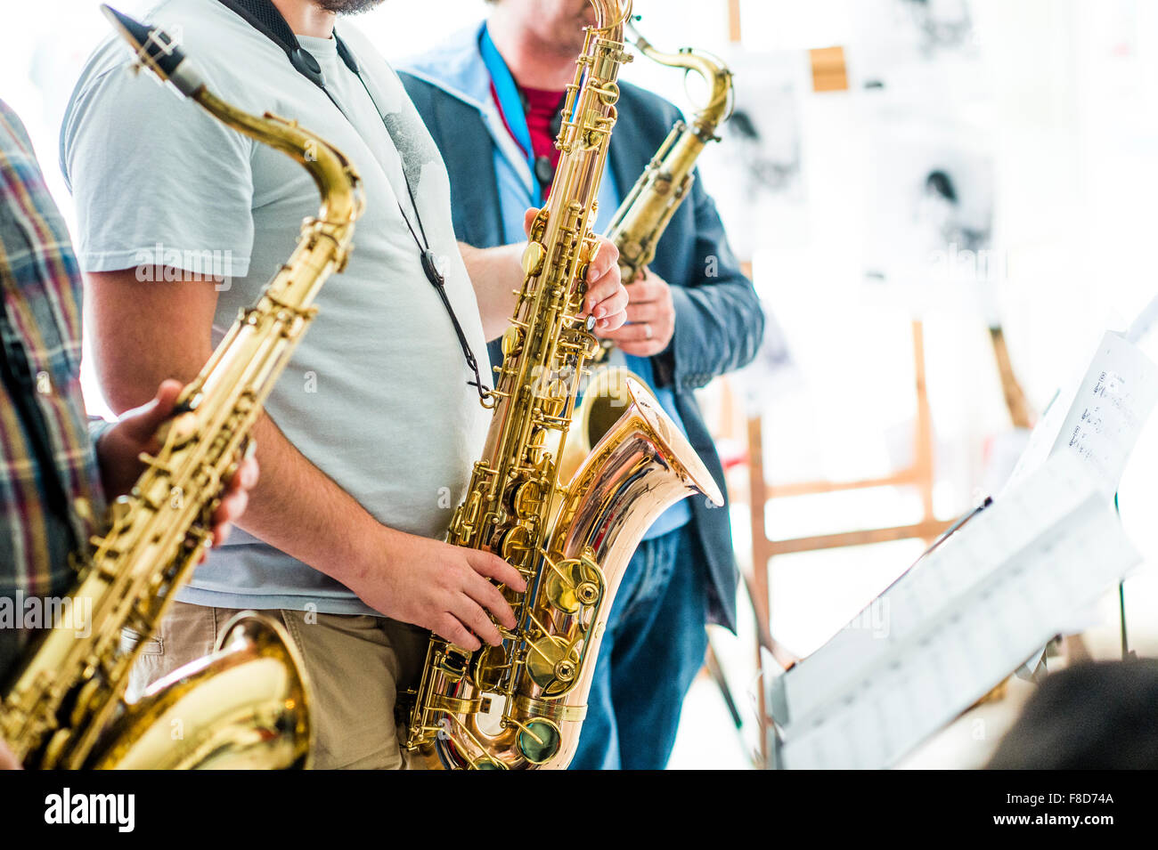 Jazz-Musik: drei Musiker spielen Saxophone in einer Gruppe Stockfoto