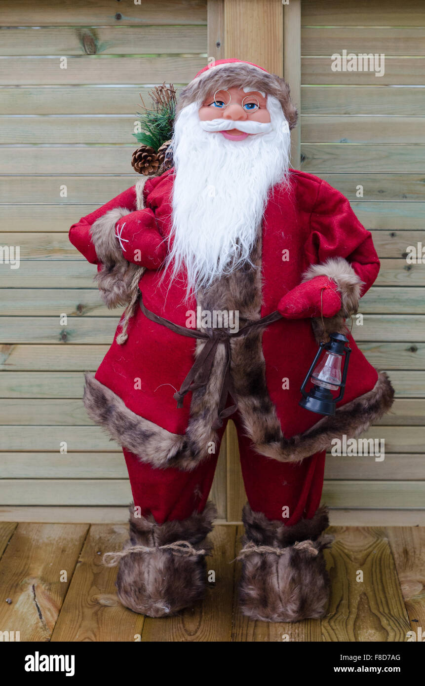 Santa Claus steht und darauf wartet, gehen Stockfoto