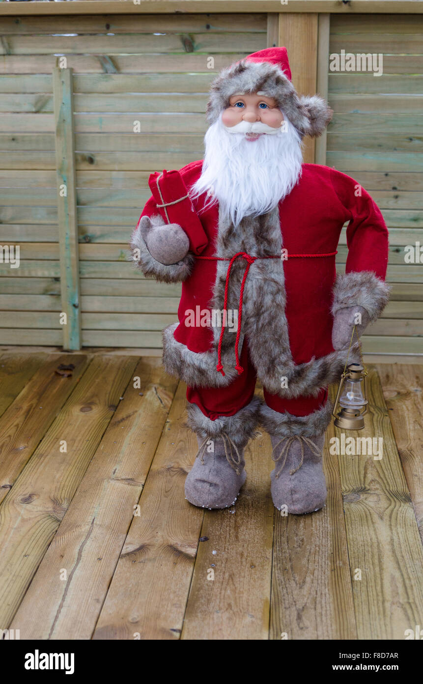 Santa Claus steht und darauf wartet, gehen Stockfoto