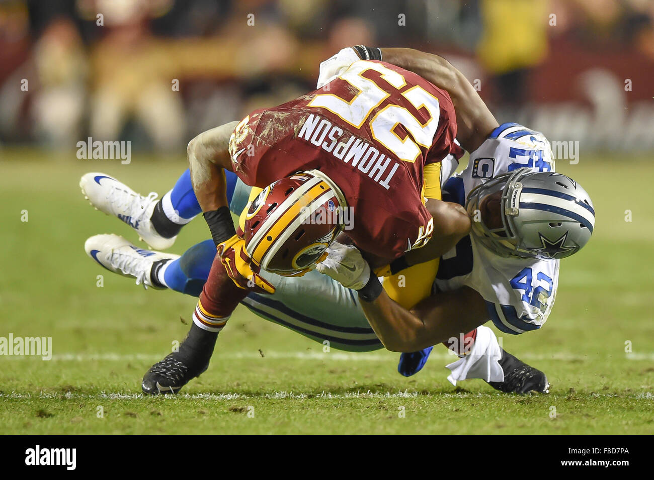 Dez 07: Dallas Cowboys starke Sicherheit Barry Church (42) befasst sich Washington Redskins Runningback Chris Thompson (25) während der Monday Night Football Matchup zwischen den Dallas Cowboys und die Washington Redskins bei FedEx Field in Landover, Maryland. Die Cowboys besiegte die Redskins 19-16 mit einem 54-Yard Field Goal mit 9 Sekunden links im Spiel. John Middlebrook/CSM Stockfoto