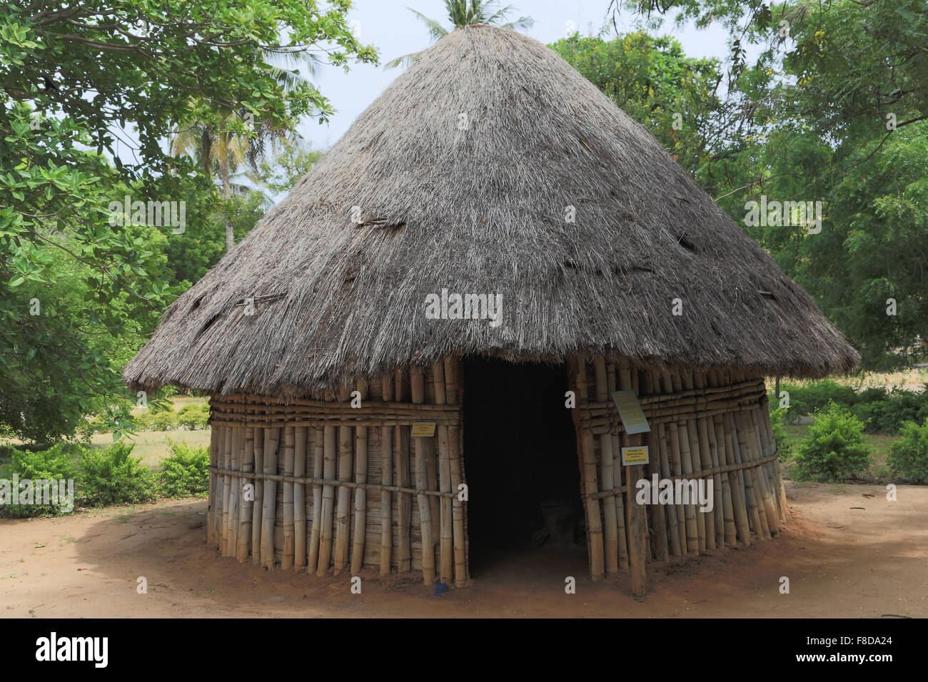 Ältere Frau Haus, native Dorfmuseum, Dar Es Salaam, Tansania. Stockfoto