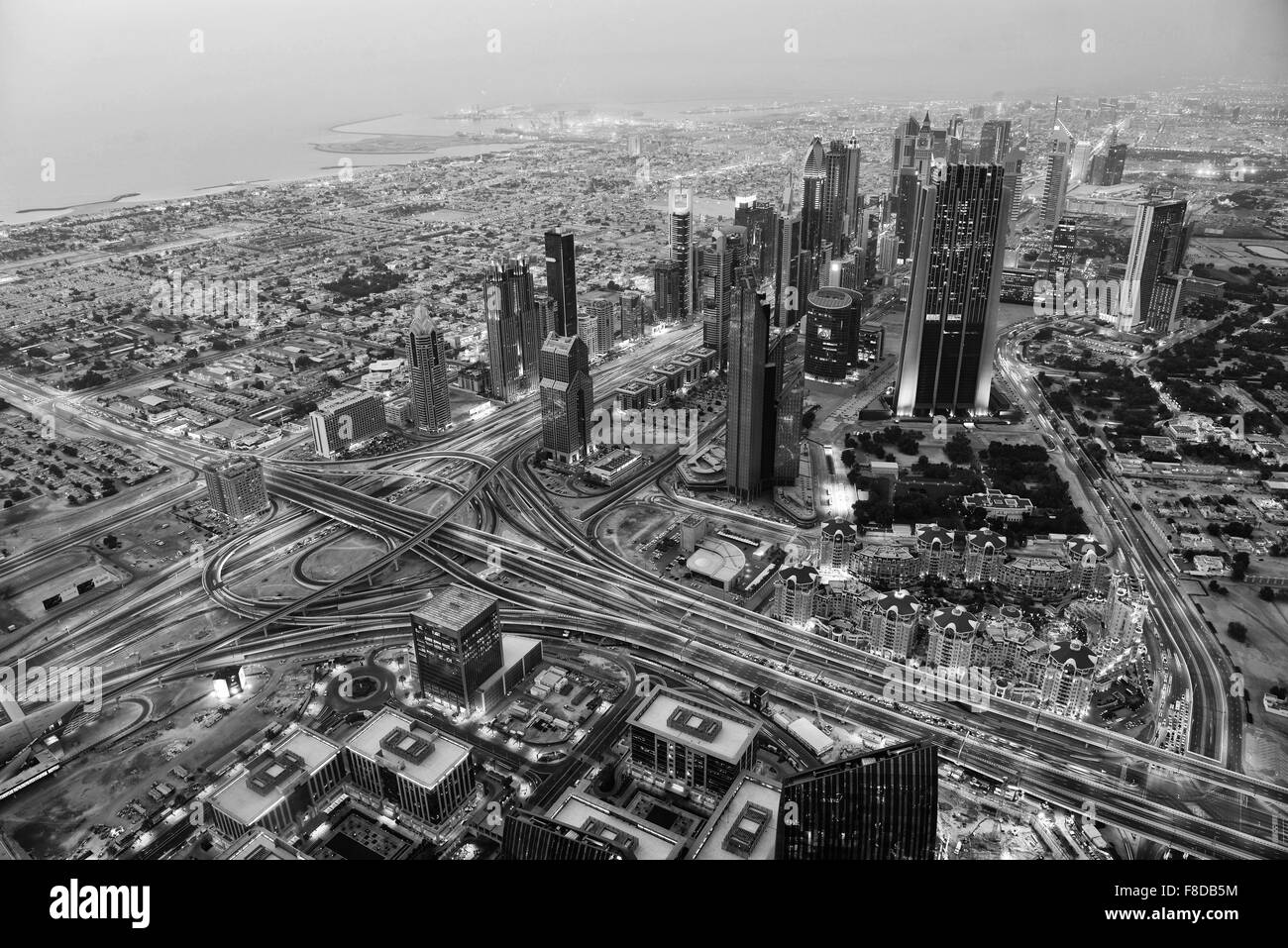 Dubai Stadt Skyline Hauptstraße und neue Wolkenkratzer bei Sonnenuntergang Stockfoto