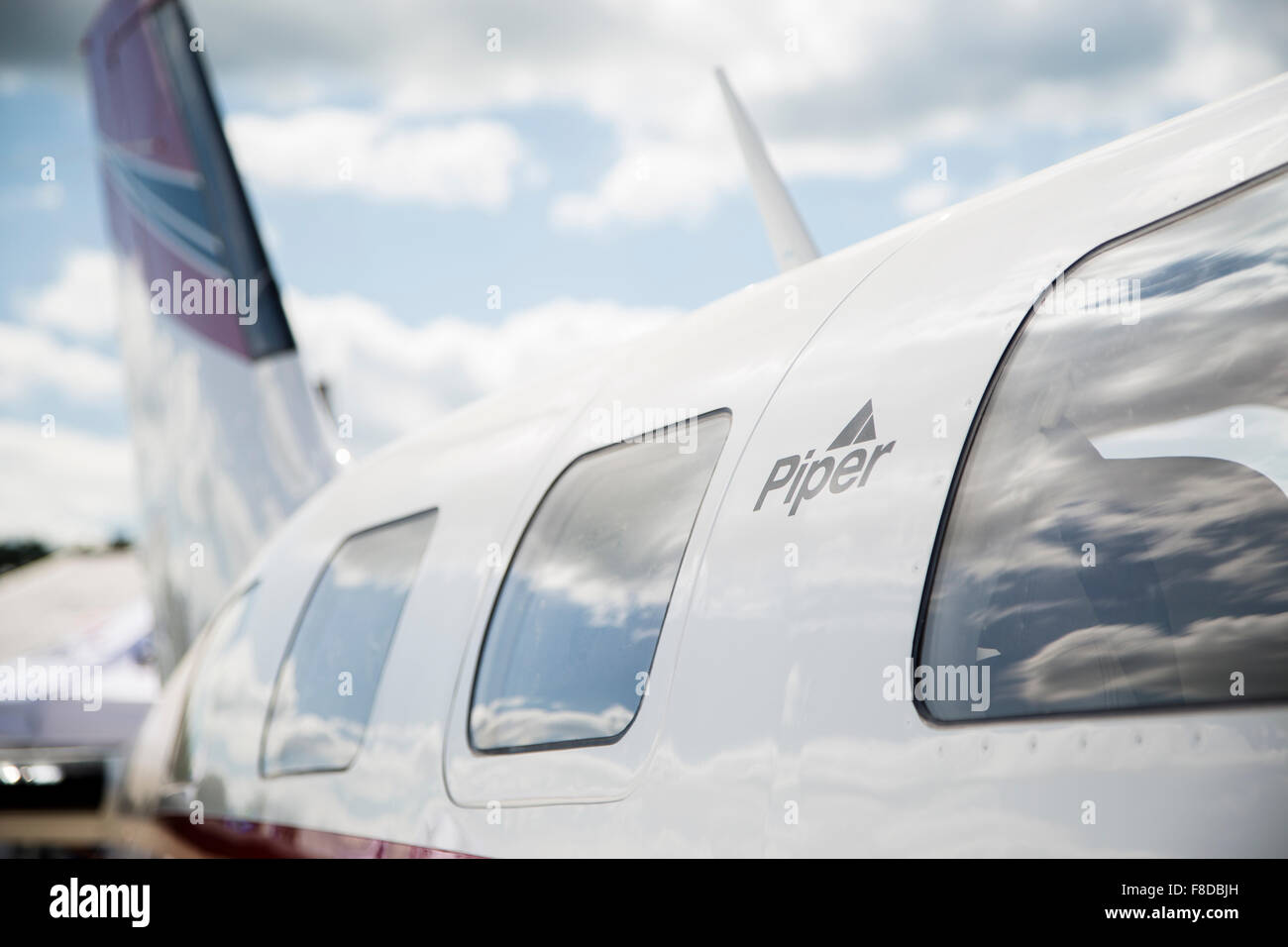 Piper-Flugzeug-Logo an der Seite eines Flugzeugs Stockfoto