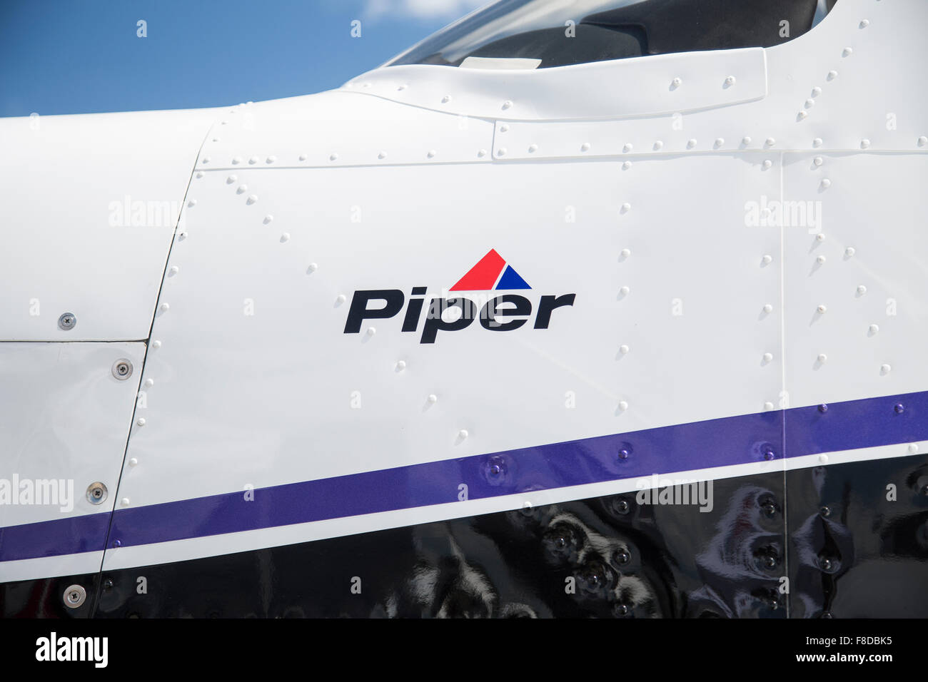 Piper-Flugzeug-Logo an der Seite eines Flugzeugs Stockfoto