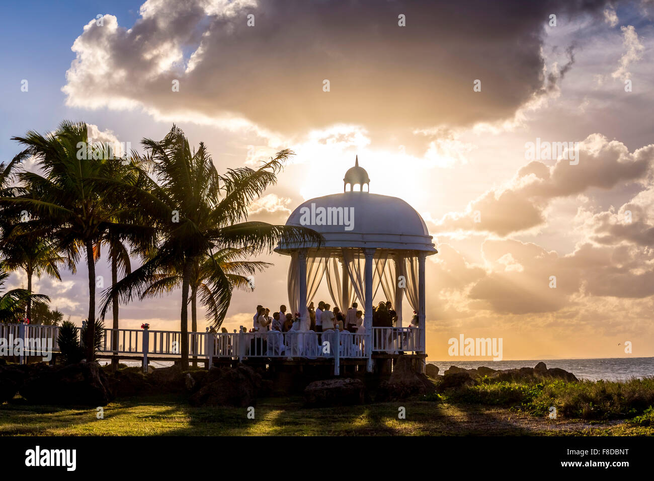 Hochzeitspavillon am Strand von Varadero mit Sonnenuntergang im Paradisus Varadero Resort SPA Resort, romantisch, Romantik, Palmen, Stockfoto