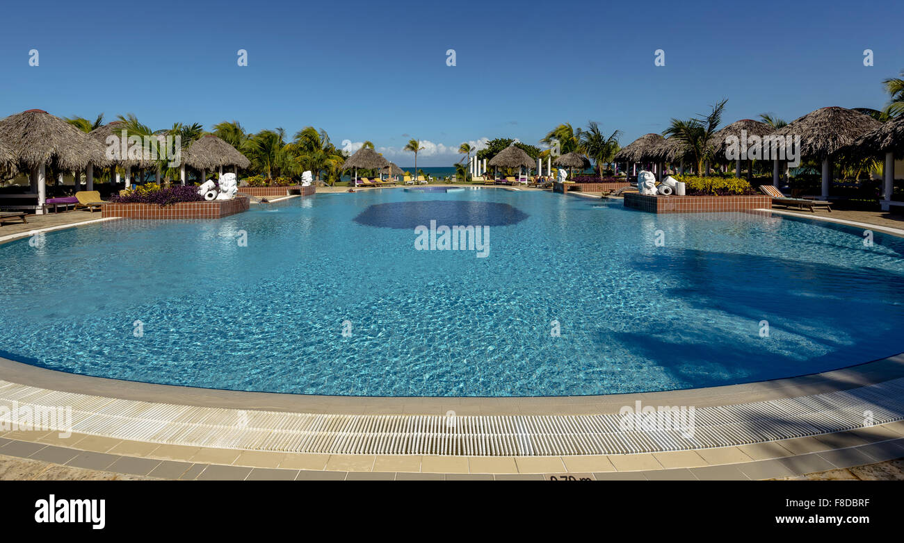Pool in einem Resort in Kuba, Varadero, Varadero Hotel Paradisus Varadero Resort SPA, blauer Himmel, Palm trees Urlaub, blaues Wasser, Stockfoto