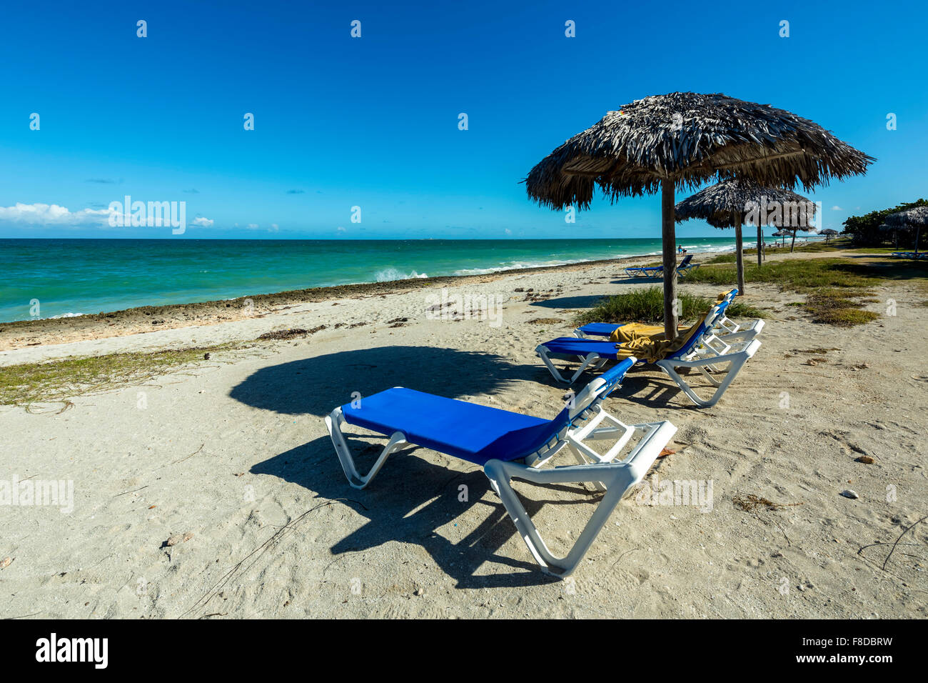 kostenlose Liegestühle, Sonnenschirme Palmwedel, morgen Strand Hotel Paradisus Varadero Resort SPA Varadero, türkisfarbene Wasser gemacht, Stockfoto