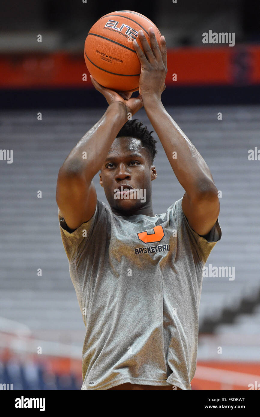 Syracuse, New York, USA. 8. Dezember 2015. Syracuse Orange forward Tyler Roberson (21) erwärmt sich vor eine NCAA Basketball-Spiel gegen die Colgate Raiders auf Dienstag, 8. Dezember 2015, bei der Carrier Dome in Syracuse, New York. Rich Barnes/CSM/Alamy Live-Nachrichten Stockfoto