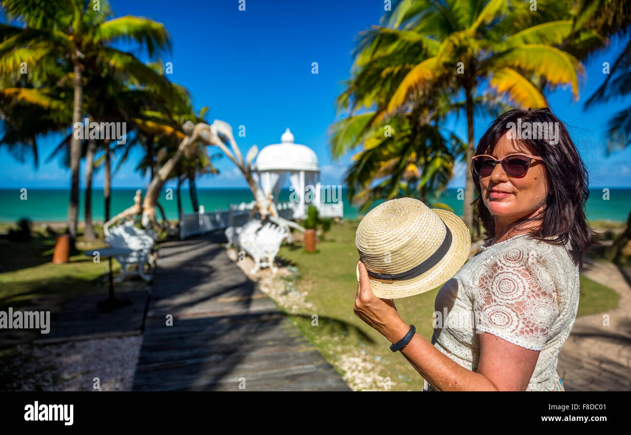 Touristen mit Strohhut am Hochzeitspavillon Hotel Paradisus Varadero Resort SPA Varadero, Holzbrücke, Romantik, blauer Himmel Stockfoto