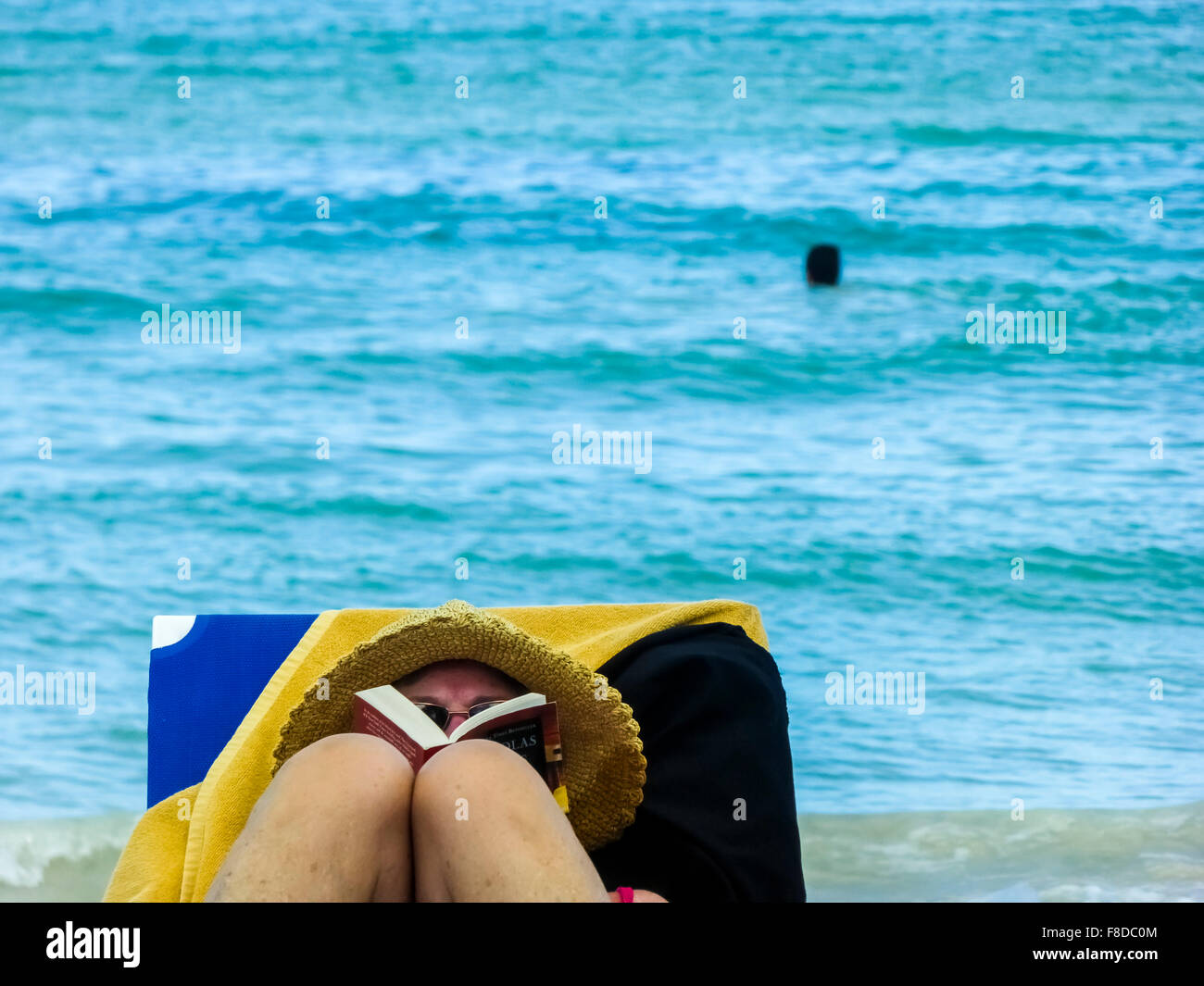 Touristen beim Lesen eines Buches, Sonnen Sie sich auf Liegestühlen, lesen im Urlaub in Varadero, Kuba, Varadero, Matanzas, Nordamerika, Stockfoto