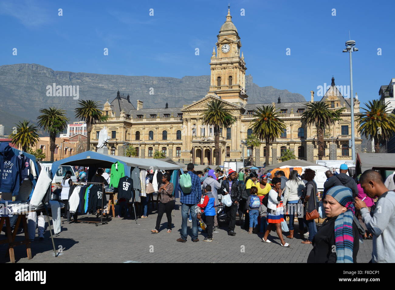 Alle möglichen Dinge stehen zum Verkauf bei Markttag auf dem Gelände der Grand Parade vor Cape Town City Hall, Südafrika Stockfoto