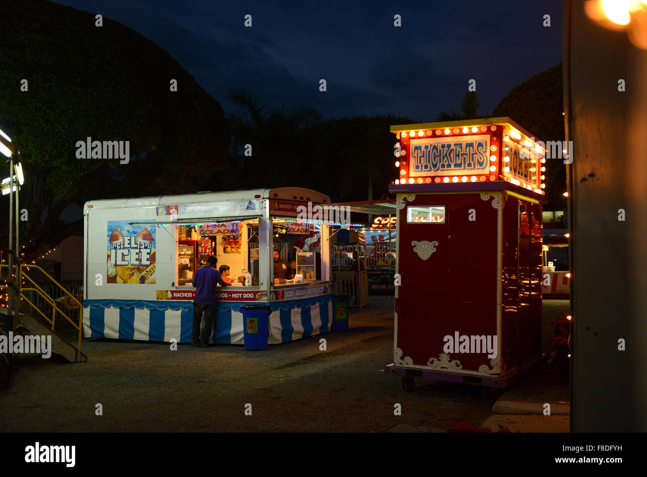 Tickets und Lebensmittel-Anbieter auf das Weihnachtsfest an der Plaza von Juana Diaz, Puerto Rico. Karibik-Insel. Territorium der USA. Stockfoto