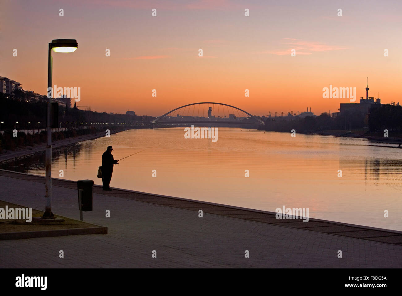 Im Hintergrund die Guadalquivir.In der Brücke La Barqueta. Sevilla, Andalusien, Spanien. Stockfoto