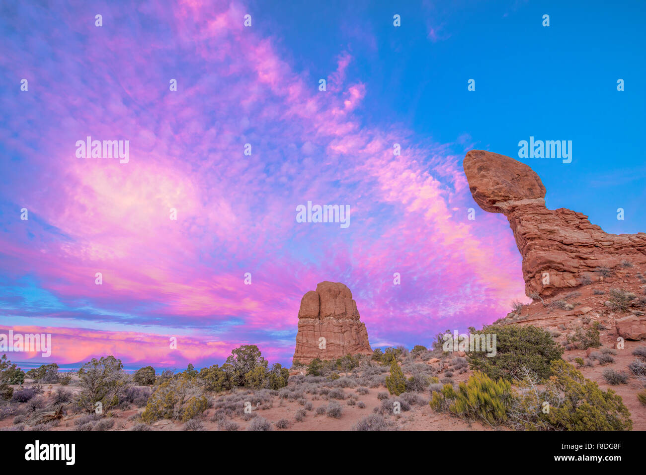 Balanced Rock und sunset Wolken, Arches-Nationalpark, Utah Entrada Sandstein Wolken, Arches-Nationalpark, Utah Entrada Sandstø Stockfoto